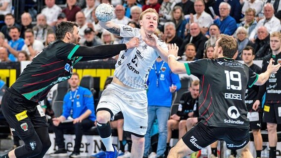 Eric Johansson (M.) vom THW Kiel im Spiel gegen die Füchse Berlin in Aktion © IMAGO / Eibner 