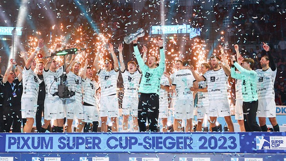 Die Spieler und Verantwortlichen des THW Kiel bejubeln den Gewinn des Super Cups © IMAGO / kolbert-press 
