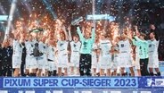 Die Spieler und Verantwortlichen des THW Kiel bejubeln den Gewinn des Super Cups © IMAGO / kolbert-press 