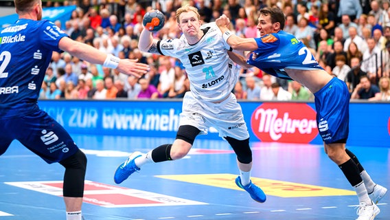 Eric Johansson (M.) vom THW Kiel im Spiel bei Balingen-Weilstetten in Aktion © IMAGO / wolf-sportfoto 