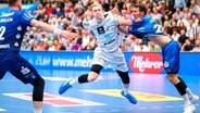 Eric Johansson (M.) vom THW Kiel im Spiel bei Balingen-Weilstetten in Aktion © IMAGO / wolf-sportfoto 