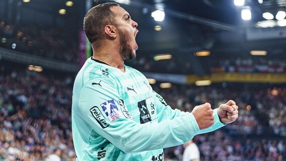 Jubel bei Keeper Samir Bellahcene vom THW Kiel © IMAGO / Eibner 