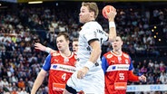 Petter Oeverby vom THW Kiel im Spiel gegen den Handball Sport Verein Hamburg beim Wurf © IMAGO / Eibner 