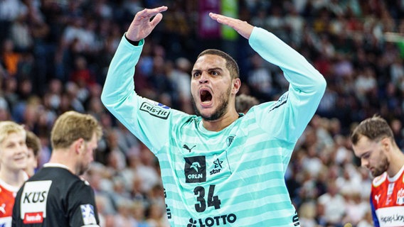 Jubel bei Keeper Samir Bellahcene vom THW Kiel © picture alliance / Eibner-Pressefoto | Eibner Pressefoto/Marcel von Fehrn 