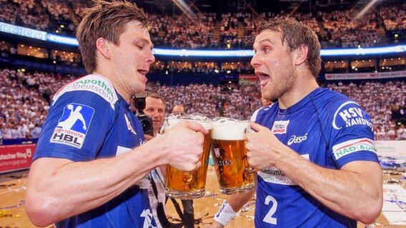 Die HSV-Stars Hans Lindberg (l.) und Michael Kraus stoßen auf die Meisterschaft an. © picture-alliance 