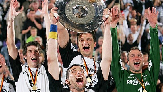 Kiels Handballer bejubeln die Meisterschaft. © living-sports 