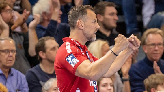 Flensburgs Trainer Maik Machulla bejubelt einen Treffer seiner Mannschaft. © IMAGO / Lobeca 