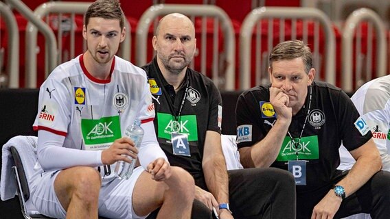 Handball-Nationalspieler Hendrik Pekeler (l.) mit Bundestrainer Alfred Gislason (r.) © imago images/SVEN SIMON Foto: Franz Waelischmiller