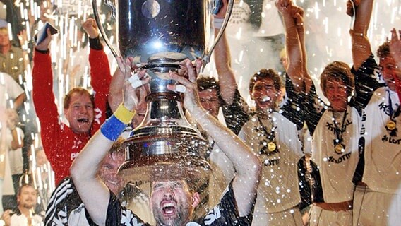Die Spieler des THW Kiel bejubeln den Champions-League-Titel. © dpa/picture alliance 