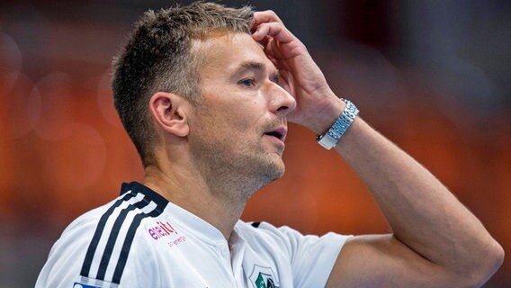 Hannovers Trainer Christian Prokop © IMAGO / Noah Wedel 
