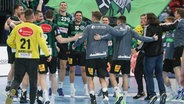 Die Spieler der TSV Hannover-Burgdorf nach dem Sieg gegen den SC Magdeburg. © Imago / Jan Huebner 
