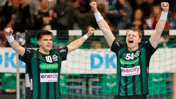 Renars Uscins (l.) und Justus Fischer von der TSV Hannover-Burgdorf © imago / eu-images 