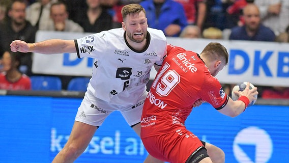 Harald Reinkind (l.) vom THW Kiel im Duell mit Elvar Oern Jonsson von der MT Melsungen © IMAGO / Eibner 