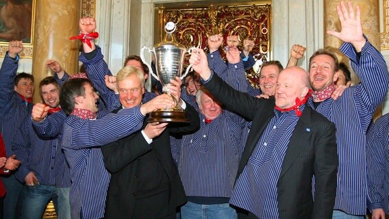 Der HSV Hamburg feiert seinen DHB-Pokalsieg 2006 mit Bürgermeister Ole von Beust © Witters Foto: Nadine Rupp