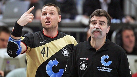 Der ehemalige Handball-Nationalspieler Christian Schwarzer (l.) und Bundestrainer Heiner Brand © picture-alliance 