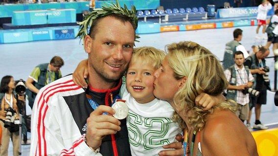 Christian Schwarzer mit seinem Sohn und seiner Frau nach dem Gewinn der Olympia-Silbermedaille in Athen 2004 © Witters 