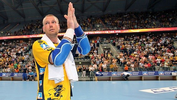 Handballer Christian Schwarzer klatscht zum Abschied in die Hände. © fishing4 