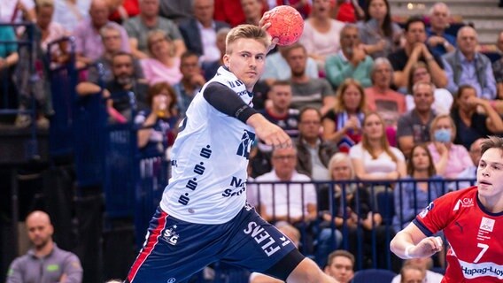 Franz Semper vom Handball-Bundesligisten SG Flensburg-Handewitt beim Wurf © IMAGO / Eibner 