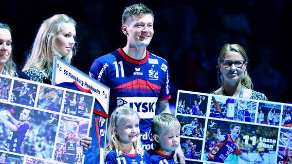 Lasse Svan wird zu seinem Karriereende in Flensburg feierlich verabschiedet. © IMAGO /Beautiful sports 