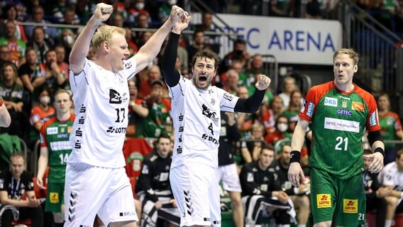 Domagoj Duvnjak (M.) Patrick Wiencek (l.) bejubeln den Sieg des THW Kiel beim SC Magdeburg © IMAGO/Christian Schroedter 