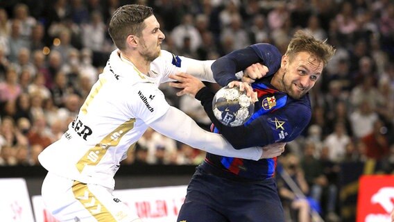 Barcelonas Luka Cindric (l.) im Zweikampf mit Hendrik Pekeler vom THW Kiel © IMAGO/Claus Bergmann 