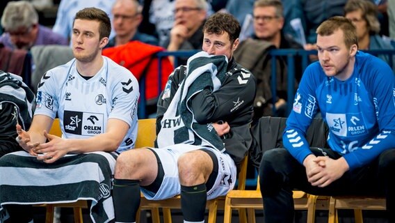 Hängende Köpfe bei den Handballern des THW Kiel © picture alliance/dpa Foto: Sascha Klahn