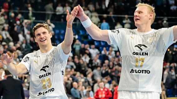 Kiels Rune Dahmke (l.) und Patrick Wiencek bejubeln den Sieg © dpa Bildfunk Foto: Frank Molter