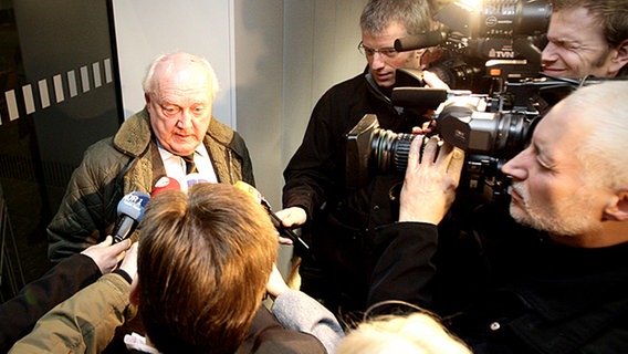 THW-Gesellschafter Jochen Carlsen stellt sich den Journalisten. © livingsports 
