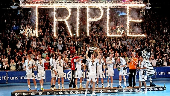 Der THW Kiel feiert die Meisterschaft 2012. © fishing4 Foto: fishing4