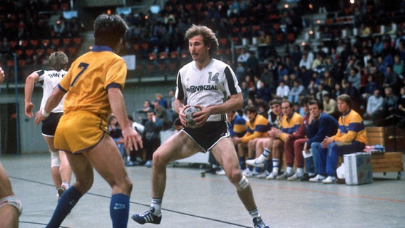 Kiels Linksaußen Uwe Schwenker im Spiel beim MTSV Schwabing im Jahr 1986 © imago sportfotodienst 