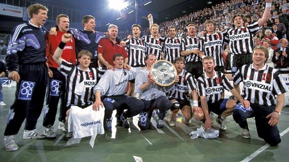 Die Spieler des THW Kiel feiern die Meisterschaft 1994. © imago 