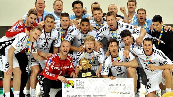 Die Spieler des THW Kiel nach dem Gewinn der Vereins-WM gegen Ciudad Real © dpa - Bildfunk Foto: EPA/STRINGER