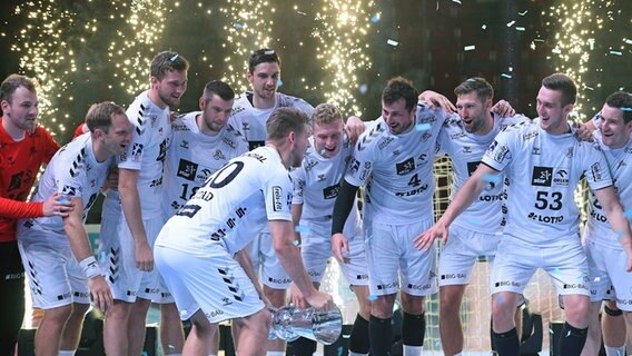 Die Spieler des THW Kiel feiern den Gewinn des Supercups. © IMAGO / Holsteinoffice 