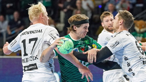 Die Kieler Handballer Patrick Wiencek (l.) und Hendrik Pekeler (r.) nehmen Berlins Jacob Holm in die Zange. Die Kieler Handballer Patrick Wiencek (l.) und Hendrik Pekeler (r.) nehmen Berlins Jacob Holm in die Zange. © IMAGO / Fotostand