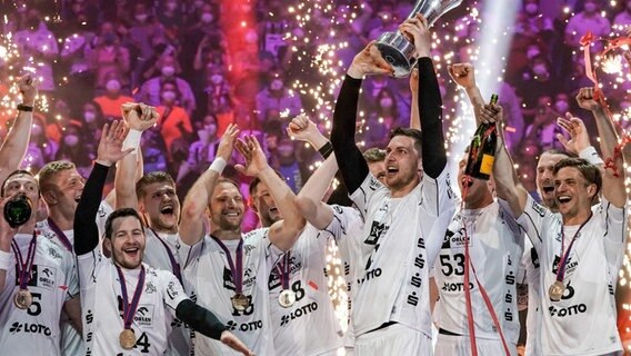 Der THW Kiel feiert den DHB-Pokal-Sieg im Finale gegen den SC Magdeburg © picture alliance/dpa Foto: Axel Heimken