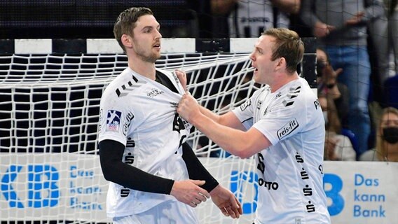 Die Kieler Handballer Hendrik Pekeler (l.) und Sander Sagosen. © IMAGO / Holsteinoffice 