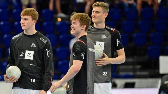 Die Kieler Handball-Talente Ben Connar Battermann, Jarnes Faust und Luca Schwormstede (v.l.). © IMAGO /Holsteinoffice 