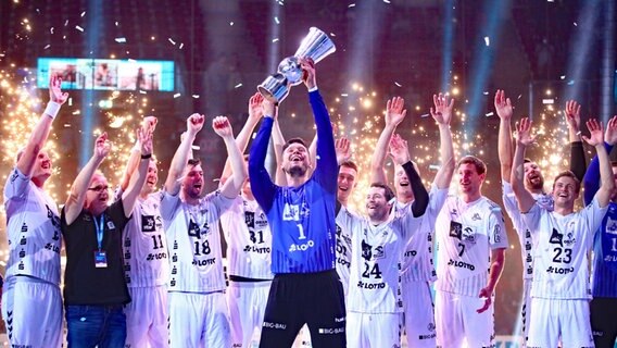 Jubel beim THW Kiel mit dem Supercup © IMAGO/Franziska Gora Foto: Jan Huebner