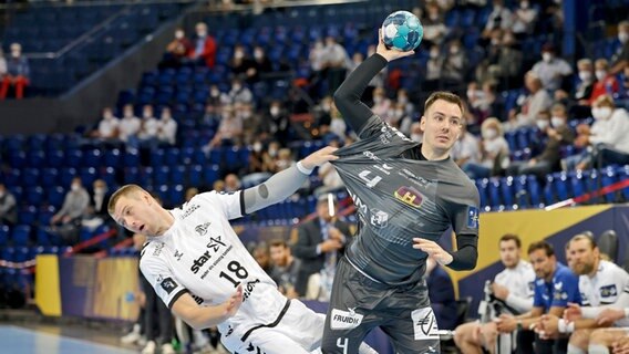 Nantes' Handballer Rok Ovnicek (r.) setzt sich gegen Kiels Niclas Ekberg durch. © picture alliance / dpa Foto: Frank Molter
