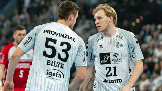 Kiels Handballer Nikola Bilyk (l,.) und Eric Johansson. © IMAGO / Eibner 