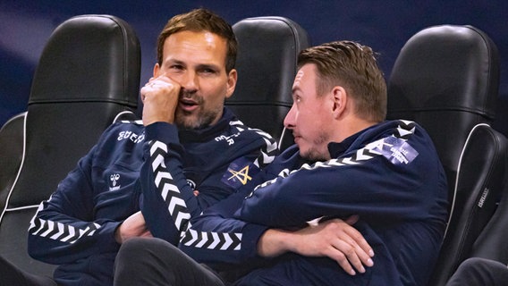 Manager Viktor Szilagyi (l.) und Trainer Filip Jicha vom THW Kiel © IMAGO/Eibner-Pressefoto Foto: Marcel von Fehrn