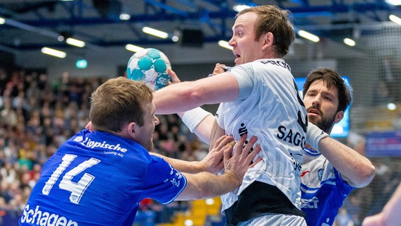 Die Lemgoer Bobby Schagen (l.) und Tim Suton (r.) stoppen Kiels Samder Sangosen. © IMAGO / Eibner 