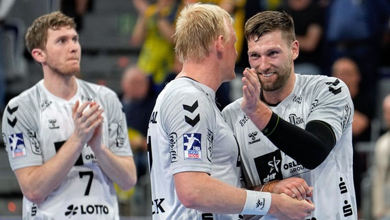 Jubel bei den THW-Handballern Magnus Landin, Patrick Wiencek und Harald Reinkind (v.l.) © IMAGO / foto2press 