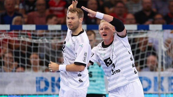 Die Kieler Handballer Petter Överby (l.) und Patrick Wiencek. © IMAGO / Lobeca 