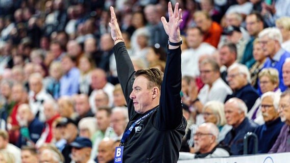 Kiels Trainer Filip Jicha hebt die Arme. © IMAGO / Eibner 