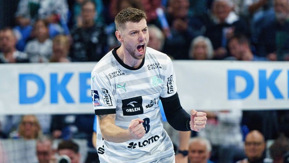Kiels Handballer Niklas Ekberg bejubelt einen Treffer. © IMAGO / Eibner 