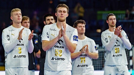 Die niedergeschlagenen Handballer des THW Kiel bedanken sich bei ihren Fans © IMAGO/Eibner Pressefoto Foto: Marcel von Fehrn