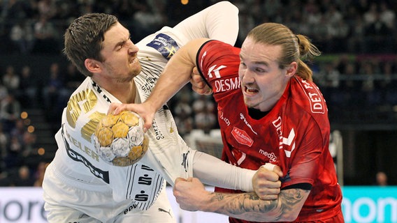 Kiels Hendrik Pekeler (l.) und Aalborgs Lukas Nilsson ringen um den Ball. © IMAGO / Claus Bergmann 