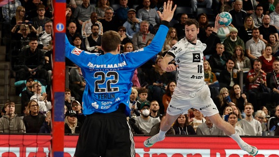 Klemen Ferlin (22, HC Erlangen HCE ) Niclas Ekberg (18, THW Kiel ) © imago images / Zink 