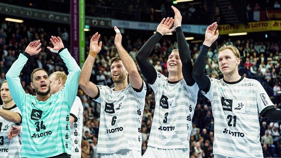 Jubel bei Kiels Handballern Samir Bellahcene, Harald Reinkind, Sven Ehrig und Eric Johansson (v.l.) © IMAGO / Eibner 